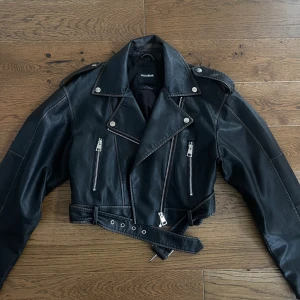 Skinnjacka från PULL&BEAR - Helt ny jacka från Pull&Bear. Använd en gång.  Perfekt till hösten 😍  Nypris: 629 kr 
