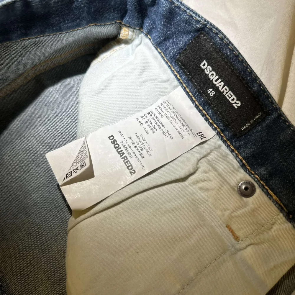 Dsquared2 jeans. Riktigt fräscha jeans. Inga skador eller något,i riktigt bra skick. Storlek: 48. Farkut & Housut.