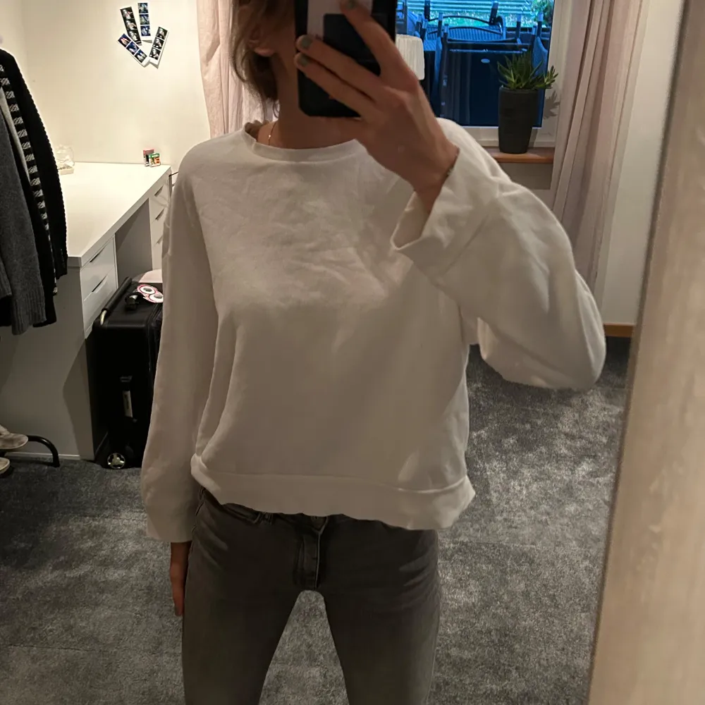 Vit sweatshirt från Zara . Hoodies.