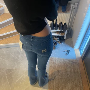 Jeans Lois  - Säljer ett par jättefina bootcjeans från lois! De är helt oanvänd med pris lappen kvar, som nya. Säljer dem på grund av att jag glömt lämna tillbaka dem i tid. Storlek 29/34 men de är väligt stretchiga i materialet!💕 