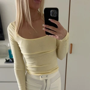 Gul topp  - Topp från nakd, stretchig. 