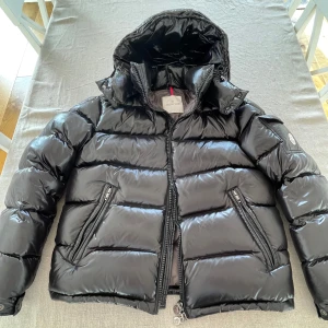 Moncler Maya Jacka  - Moncler Maya Jacka Den är i bra skick förutom ett litet Jack i vänster armen   Storlek M