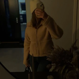 Teddyjacka  - Mörkbeige teddyjacka från h&m, superfint skick💞