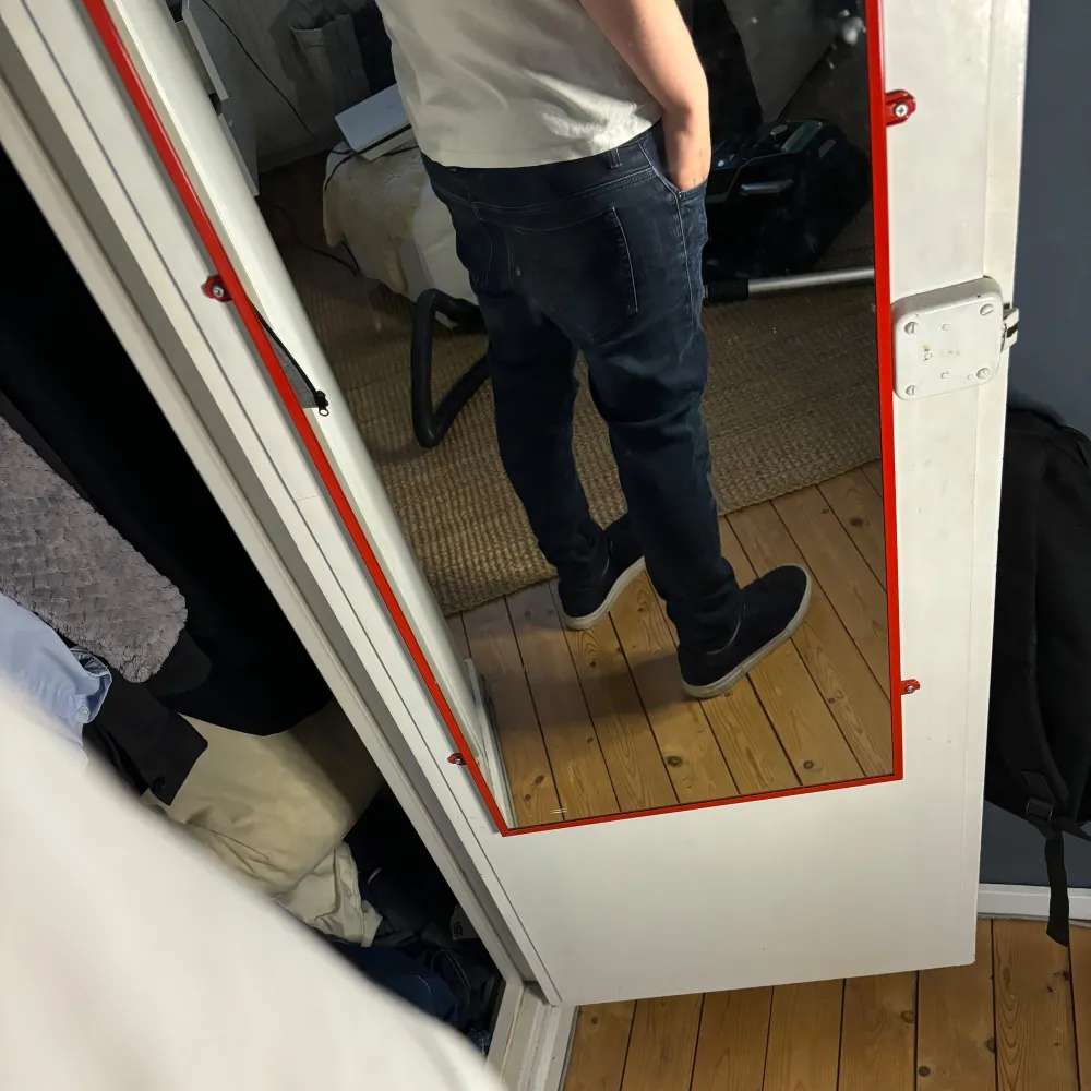 Dondup jeans gjorda i Italien högsta kvalite skulle säga att dem är 10/10 kvalite precis som nya dem är skinny fit men skulle säga att dem sitter mer som slim fit, killen på bilden är 176 cm så skulle rekommendera att du är runt 180-185. Jeans & Byxor.