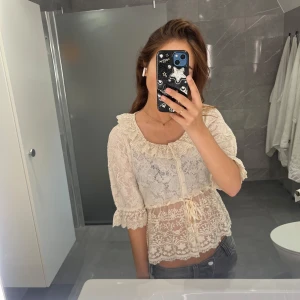 Söt topp - Jättesöt topp från zara i storlek S🥰 I nyskick💓💓💓