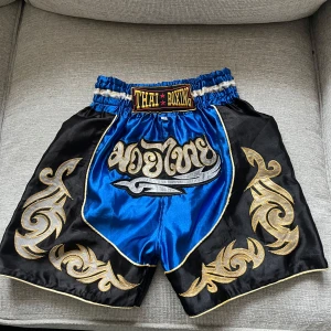 Thaiboxning shorts  - Snygga thaiboxnings shorts i strl M  Skick 8/10 använt några gånger men inte under träningstillfälle eller något som sliter på dom!
