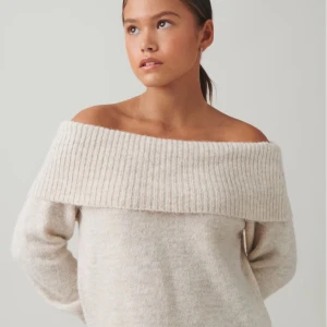 Offshoulder stickad tröja GINA TRICOT - Supersöt stickad offshoulder tröja från GINA TRICOT i beige/superljusrosa! Säljer pga råkade köpa 2. ❤️