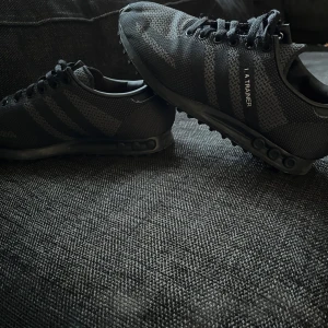 Adidas La trainer - Säljer ett par la trainers som är inprensip helt nya till ett riktigt bra pris 