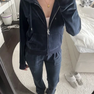 juicy set night sky - Säljer mitt marinblåa juicy set. Bra kvalitet och använt endast några gånger Köpare står för frakt