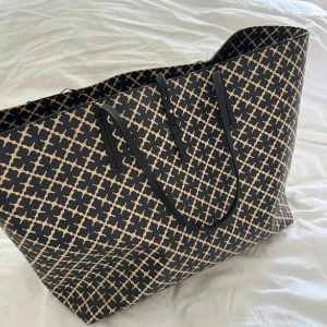 By malene birger  - Säljer min by malene birger väska jätte fin stora modellen<3 finns slitage på handtagen men går att fixa om man vill det därav priset 