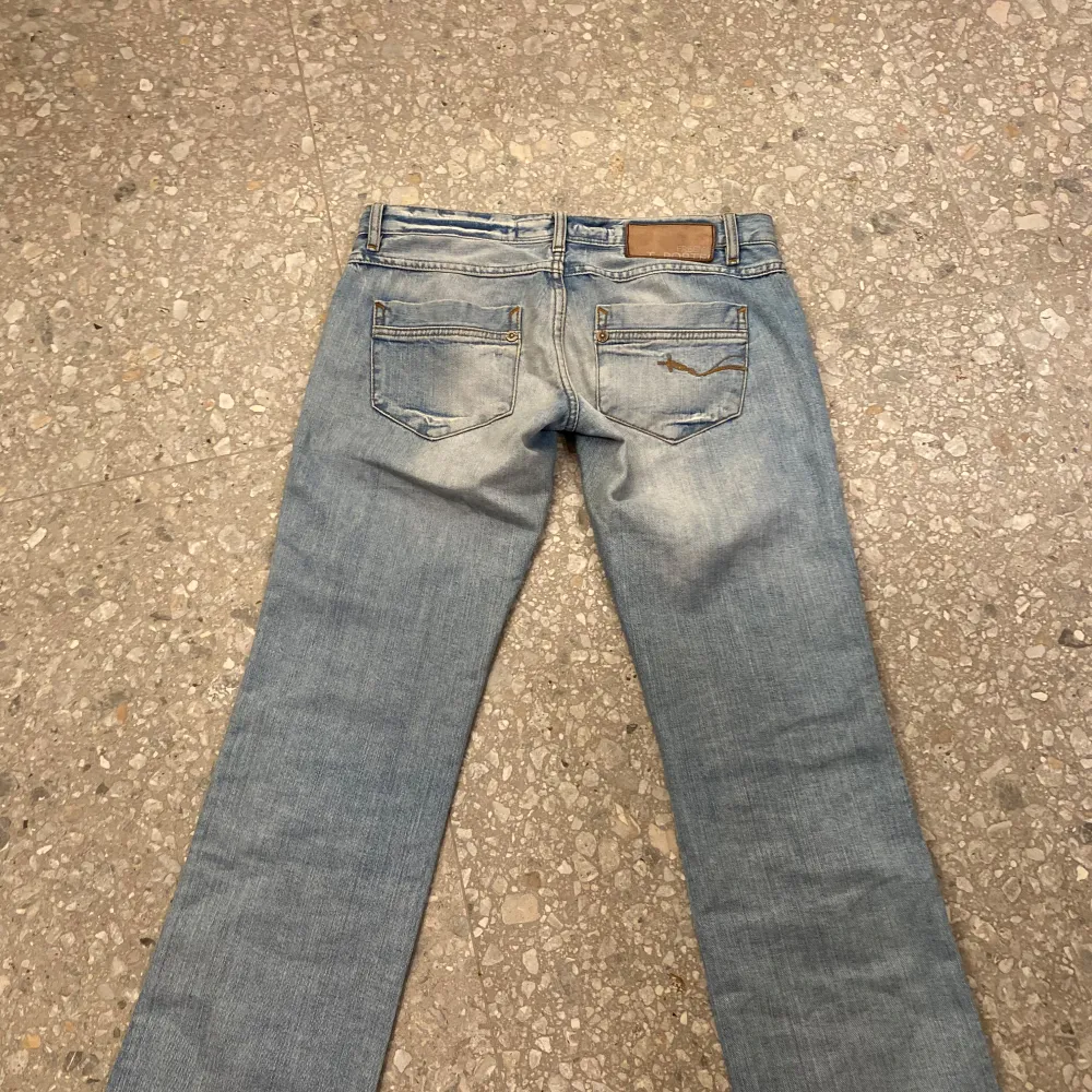 Jag säljer dessa superfina jeans eftersom de tyvärr är för stora på mig, jag har köpt jeansen här på Plick men det finns inga slitningar och de ser nästan helt nya ut.  Midjemåttet på dessa jeans är 38 och innerbenslängden är 79cm💞. Jeans & Byxor.