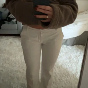 Lågmidjade kostymbyxor vita  - Säljer dessa vita lågmidjade kostymbyxor i storlek 36  Säljer då dom var för stora för mig, hon jag köpte dom av har endast använt dom 2 gånger ( storleks lappen är avklippt pga skav ) Jag har själv aldrig använt dom❤️ Bara att skriva om du har frågor