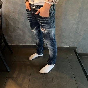 Dsquared2 jeans  - Säljer nu dessa snygga jeansen med slitningar samt färgstänk i både rött o vitt😍. Väldigt bra skick använda fåtal gånger vilket motsvarar 9/10 skick | nypris på dessa ligger runt 6 tusen (550£). Skriv gärna vid frågor eller funderingar mvh Lukas. 