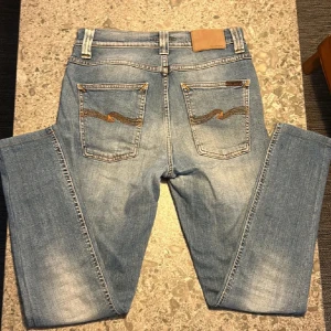 Nudie jeans - Säljer dessa nudie jeans med en riktig snygg färg! Modellen heter Lean Dean och de är i bra skick. Bara att höra av dig vid frågor!
