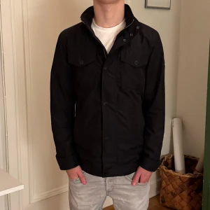 J.Lindeberg field jacket  - En riktigt snygg J.Lindeberg bailey field jacket i mycket bra skick. Här kan du köpa den för bara 1799kr då nypris ligger på runt 3999kr. Vid mer frågor är det bara att skriva. 