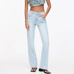 Straight jeans - Straight jeans från Pull&bear i strl 36. Väldigt mjukt och skönt material. Endast använda en gång så i bra skick 🫶