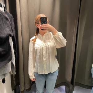 Jätte fin blus från zara som är lätt genomskinlig🤍