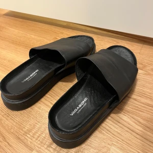 Slip-in sandalder från Vagabond - Superfina slip-in sandaler från Vagabond i storlek 37. Skorna är i läder och har endast använts ett fåtal gånger pga fel storlek. Fråga gärna vid funderingar eller vid önskemål om fler bilder! 🤗Kom gärna med prisförslag.
