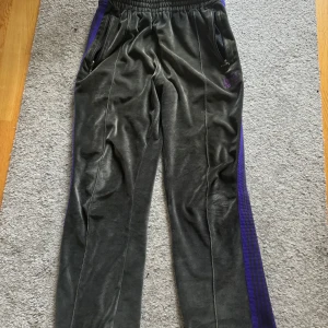 Needles byxor - Hej! Säljer nu mina Needles då jag inte använder dom längre! Mycket bra skick fåtal använda. Skriv gärna om ni vill veta något mer.