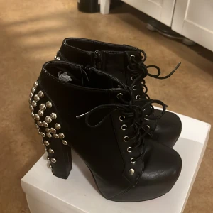 Ett par högklackade skor  - Ca13,5 cm lång klack med nitar