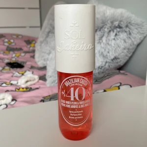 Säljer en Sol de janiero parfym 40 - Jag har haft denna inte jättelänge men tycker tyvärr inte lukten är så god längre, det är ca 3/4 kvar av parfymen! Var inte rädda att skicka prisförslag eller att skicka frågor om intresserad!🥰