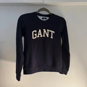 Gant tröja - Jätteskön mörkblå GANT (äkta) tröja i stl xs. Använd ett fåtal gånger, bra skick!  (Djur- och rökfritt hem)💗