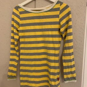 Tröja - Fin randig tröja från Vero Moda. Stl S. Taggen inte kvar, tog bort den då det stacks i nacken. 