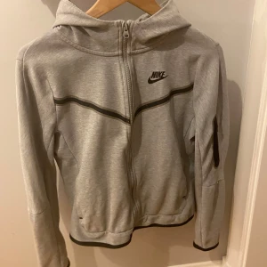 Nike tech fleece - Säljer en grå nike tech fleece i storlek 147-158 vilket motsvarar L I barnstorlek. Perfekt för träning eller att ha på sig vardagligt. Tröjan är i bra skick. Passar perfekt för höst och vår.