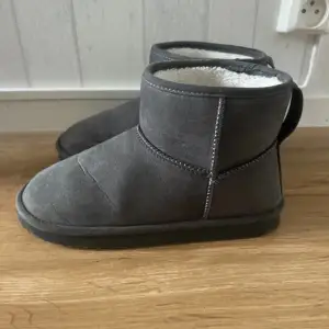 ”Uggs” som är gråa. Säljer då de inte kommer till användning. Använt jättefå gånger ca 2 och köpte förra året. Pris kan diskuteras 