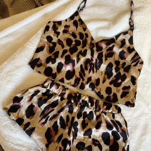 Leopardmönstrad pyjama från Zaful - Säljer en snygg leopardmönstrad pyjama set från Zaful i storlek S- M. 