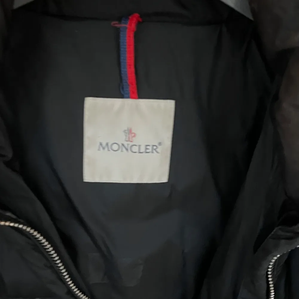 Säljer min mammas moncler jacka som är i helt okej skicka. Tveka inte på att skriva om ni har frågor eller liknande. Jackor.