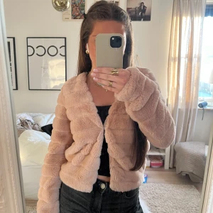 pälsjacka  - jättemysig pälsjacka från ginatricot i rosa/beige färg!