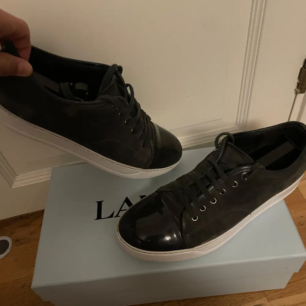 Snygga elefantgrå sneakers från Lanvin i nyskick.tar emot byten helst rockrunners men andra förslag går också bra. Stl uk8 vilket motsvarar cirka 42-44. De har en stilren design med snörning och en vit sula som ger en fräsch kontrast. Perfekta för både vardag och festliga tillfällen. Passar bra till både jeans och mer uppklädda outfits.. Skor.