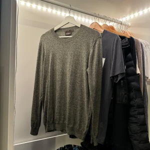 Oscar Jacobson tröja  - Säljer en tröja från Oscar Jacobsson i färgen olivgrön, färgen ser lite annorlunda ut på bilden så kolla på sista bilden. Den har inga skador och är i vädligt bra skick, hör av dig vid minsta fråga 💯🍀