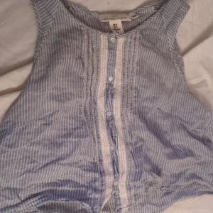 Blå tröja  - Bra skick men den är upp syd så den är 20 cm kortare vid magen 