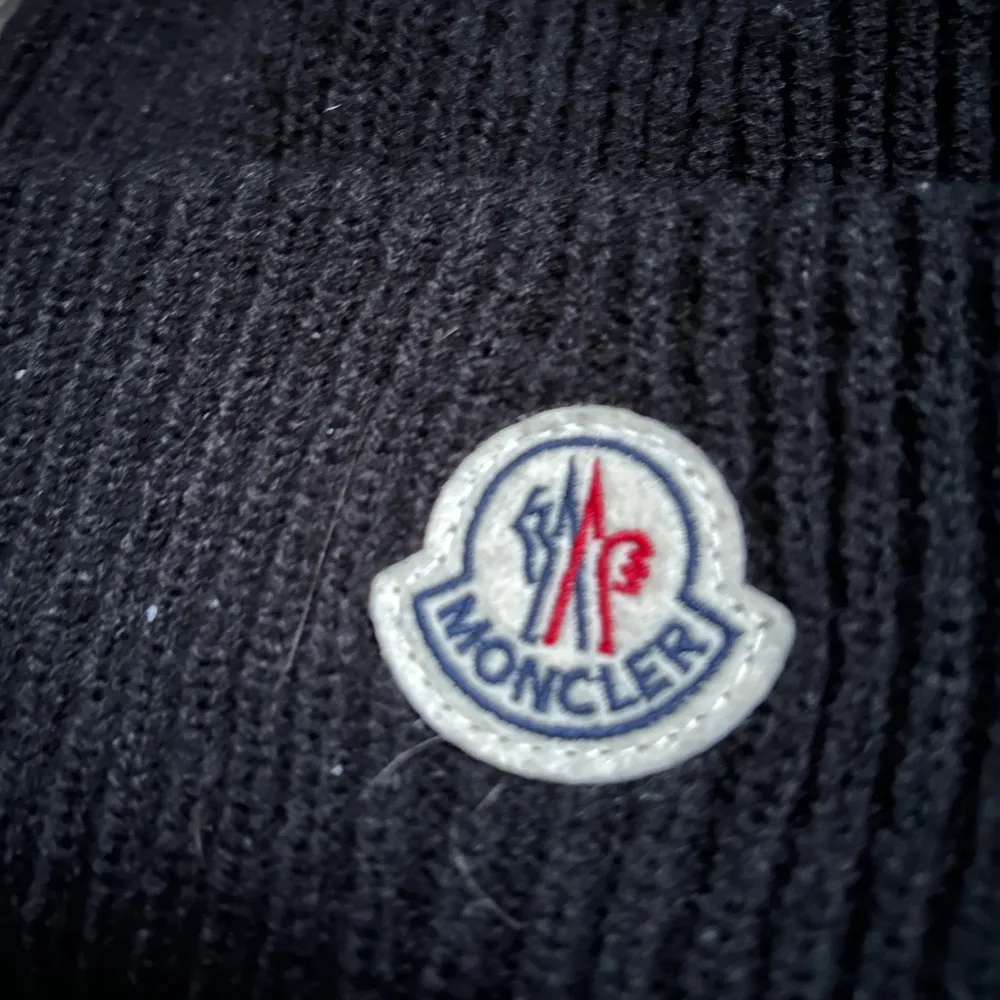 Varm och skön Moncler beanie som passar bra och är perfekt för kommande vintern ❄️ 🥶💯 Bra skick som ny DM VID FRÅGOR OCH INTRESSE ✌️👍. Accessoarer.