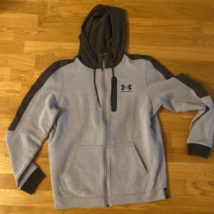 Under armour  - Under Armour tröja Storlek M.  Skick 10/10, använd ett par gånger. Har inga skador eller några defekter 