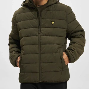 Lyle & Scott jacka  - Lyle & Scott jacka i storlek M herr, passar även dam. Modell Lightweight Puffer Jacket. Aldrig använd, köpt för 1500kr men säljs för 500kr. Pris går att diskutera vid snabb affär. 