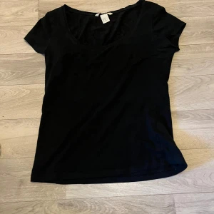 Svart t-shirt - Svart t-shirt med urringning 
