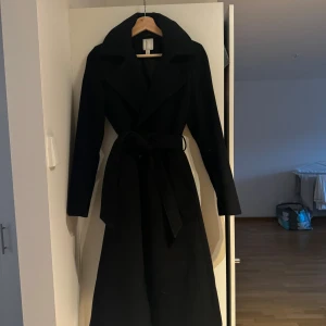 H&M kappa XXS - Små hål i höger ficka men inget som syns. Bra kvalite och inte sliten.