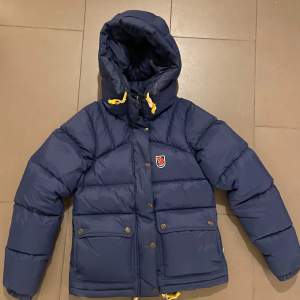 Säljer nu min mörkblåa fjällräven jacka. Köpt december 2023, använd fåtal gånger. Ser helt ny ut! Original pris 7000kr säljer för 5900 kr Model: Expedition Down lite jacket W Storlek: XXS Färg: Mörkblå Finns i Stockholm går att mötas upp och posta Vid snabb affär kan priset diskuteras 