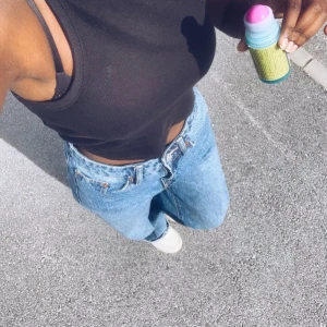 Lager 157 baggy jeans - Säljer ett par blå jeans med en loose passform och är nice att ha på sig. Perfekta för en avslappnad stil och kan matchas med allt. Har tagit han om dem bra men eftersom jag är kort och byxorna är lång har det resulterat till att dem är rivna där bak vid foten, då jag har trampat på dem.