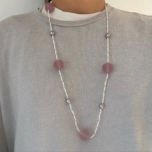 Egengjort festligt halsband - Egengjort halsband med rosa och gråa stenar. Festligt och perfekt för att elevera en outfit!!🩷🩶 82 cm. Skriv gärna vid intresse!✨