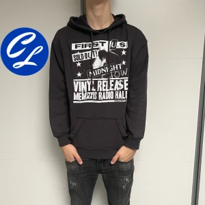 Hollister Hoodie - Hollister Hoodie | Skick: 8/10 | Strl S fits M | Pris - 349 |Fraktar via Postnord eller Instabox på köparens bekostnad | Hör av dig vid minsta fråga eller fundering!