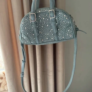 Zara väska - Superfin väska från zara som inte säljs längre, i superfint skick!💞 Pris kan diskuteras!