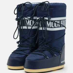 Moonboots - Marinblå moonbots som är alltså såå sköna! Använda 1 vinter och har inga defekter🥰 passar 38/39. Pris kan diskuteras 