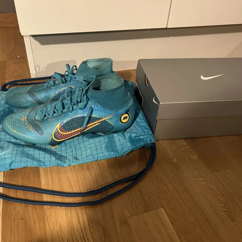 Säljer ett par super fina Nike mecurial skor i högsta modell.   Strl 45  Skick 9/10. Skor.