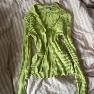 tröja med knappar  - neon gul/grön tröja från monki <3