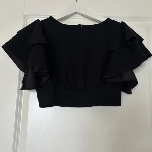 Svart topp - Svart topp med volangärmar 🖤 