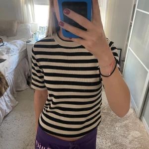 Kortärmad randig tröja  - Så fin kortärmad randig tröja- aldrig använd! 